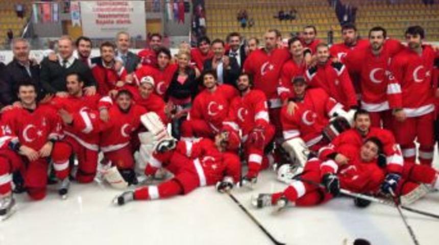 Buz Hokeyi Milli Takımı, Ilki Başardı