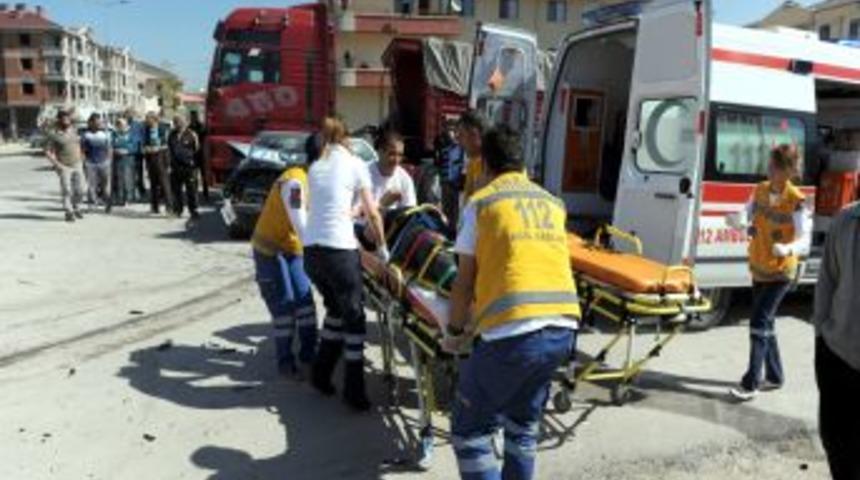 Trafik Lambasız Kavşakta Kaza: 6 Yaralı