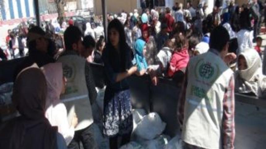 Tatvan&rsquo;da Yetimler Sevindirildi