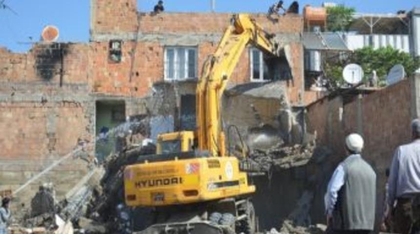 Kuzeyle G&uuml;neyi Bağlayacak Proje İ&ccedil;in Yıkım S&uuml;r&uuml;yor