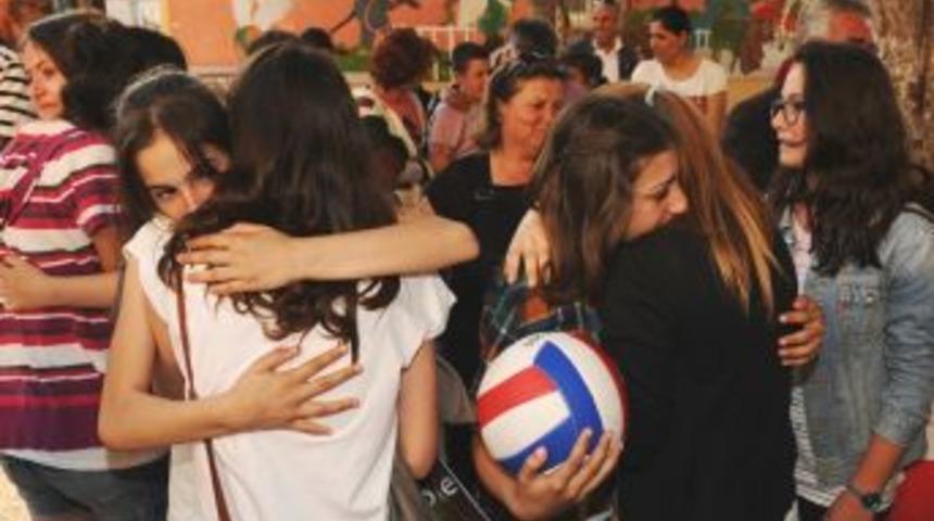 23 Nisan &Ccedil;ocukları &Uuml;lkelerine G&ouml;zyaşlarıyla Uğurlandı