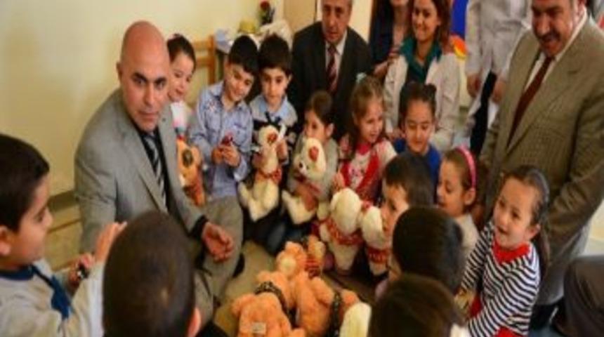 Başkan Ali Korkut, &Ccedil;ocukları Oyuncaklarla Sevindirdi