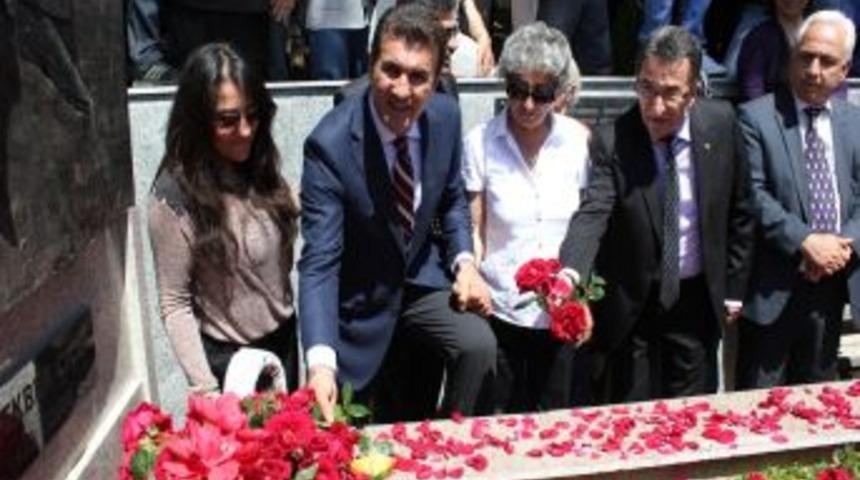 Ali Ekber &Ccedil;i&ccedil;ek, &Ouml;l&uuml;m&uuml;n&uuml;n 7'nci Yılında Edremit'teki Mezarı Başında Anıldı