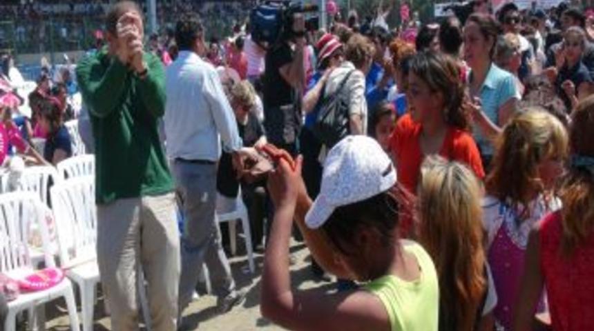 CHP'liler Roman Vatandaşlarla G&ouml;bek Attı