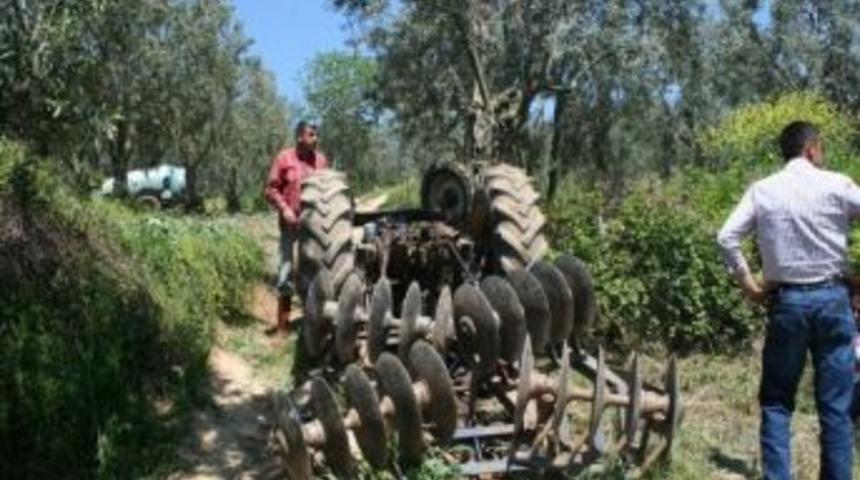 Trakt&ouml;r&uuml; Ters D&ouml;nen &Ccedil;ift&ccedil;i &Ouml;l&uuml;mden D&ouml;nd&uuml;