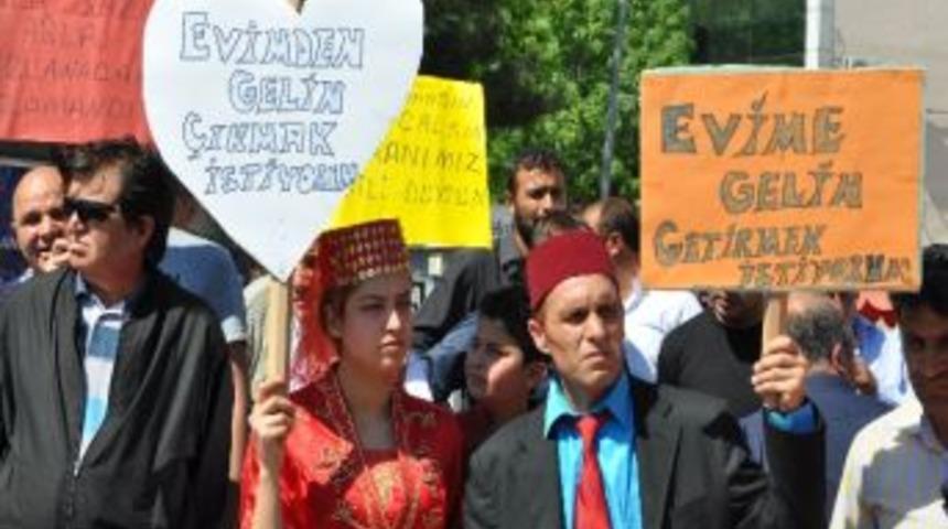 Kırıkkale'de Bağlama Kırarak Sokak D&uuml;ğ&uuml;nlerinin Kaldırılmasını Protesto Edildi