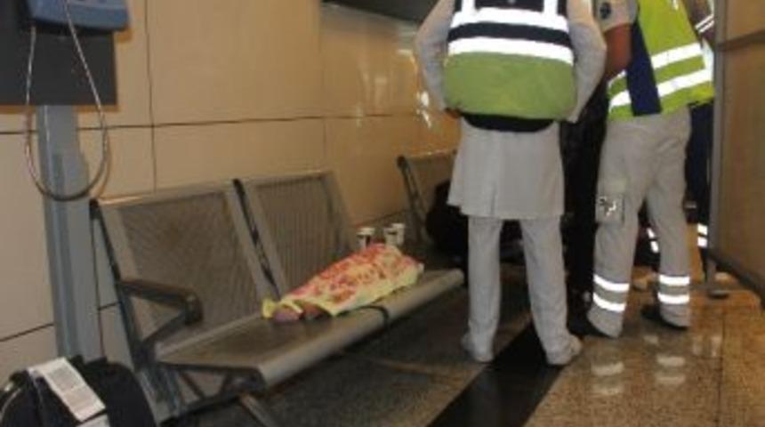 1 Yaşındaki Bebek U&ccedil;akta Annesinin Kucağında &Ouml;ld&uuml;