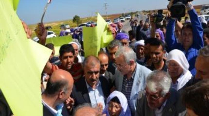 K&ouml;yl&uuml;ler, Kit Komisyonunun Yolunu Kestiler