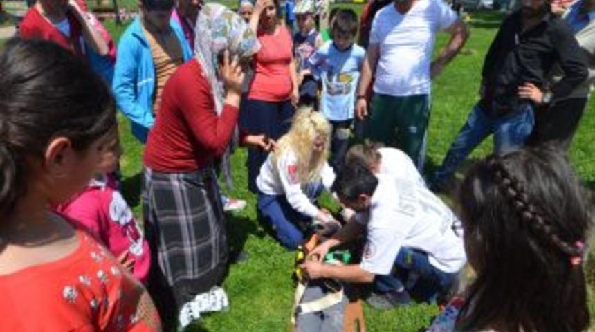 Otob&uuml;s&uuml;n &Ccedil;aptığı &Ccedil;ocuğu Bir Kenara Bırakıp Kavga Ettiler