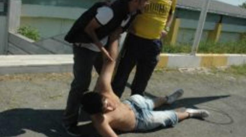 Amat&ouml;r Ma&ccedil;ta Olaylar &Ccedil;ıktı: 1 Polis Ve 10 Taraftar Yaralandı