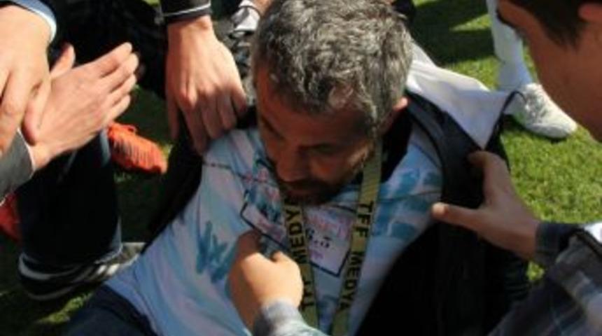 S&uuml;per Lig Heyecanına Dayanamayan Gazeteci Sahada Yere Yığıldı