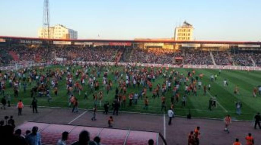 Gaziantepspor-Galatasaray Ma&ccedil;ı &Ouml;ncesi Taraftarlar Sahaya Indi