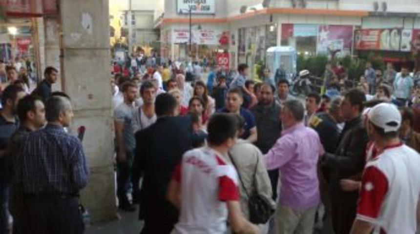 Protestocu Vatandaşı Lin&ccedil; Edilmekten Polis Kurtardı