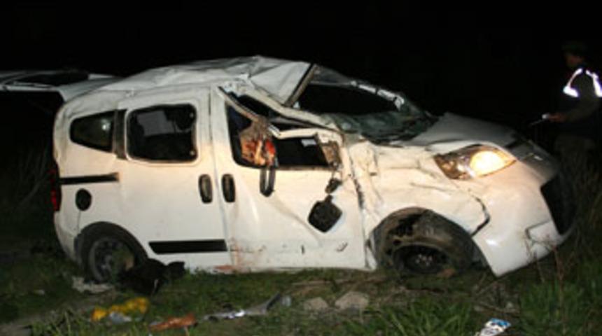 Afyonkarahisar'da trafik kazası: 2 &ouml;l&uuml;, 4 yaralı