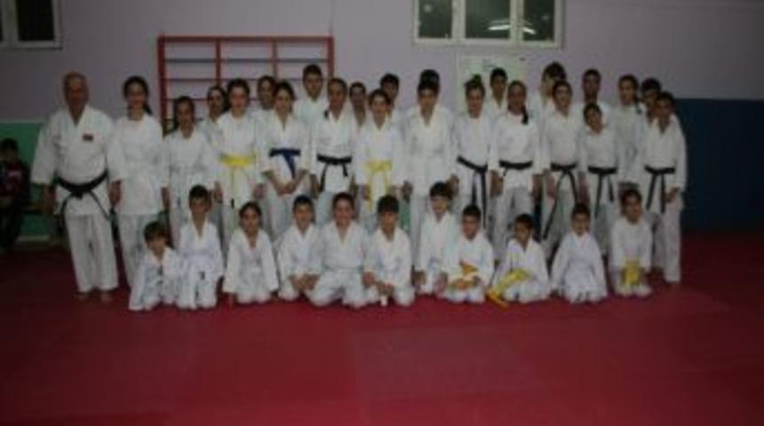 Aydınlı Kızlara Karate Merakı Sardı