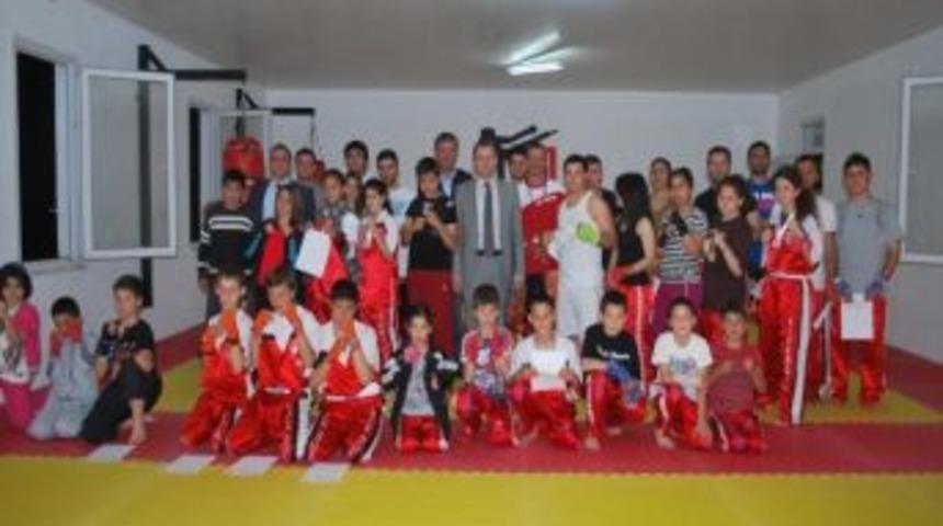 K&uuml;&ccedil;&uuml;kk&ouml;y'de Kickbok&ccedil;ılar Terfi Etti