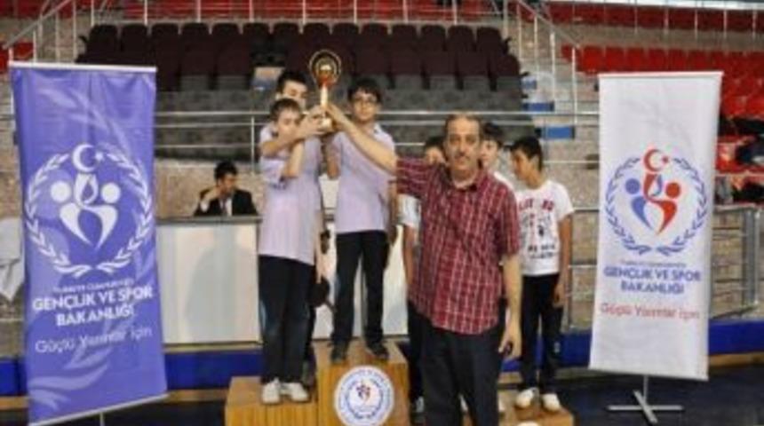 23 Nisan Masa Tenisi Turnuvasında Nejdet Bı&ccedil;ak&ccedil;ıoğlu Damgası