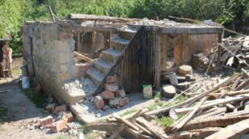 Yıkılmaya &Ccedil;alışılan Eski Ev &Ccedil;&ouml;kt&uuml;: 2 Yaralı