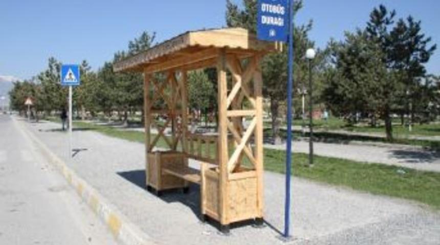 Otob&uuml;s Durakları Ahşap Oldu