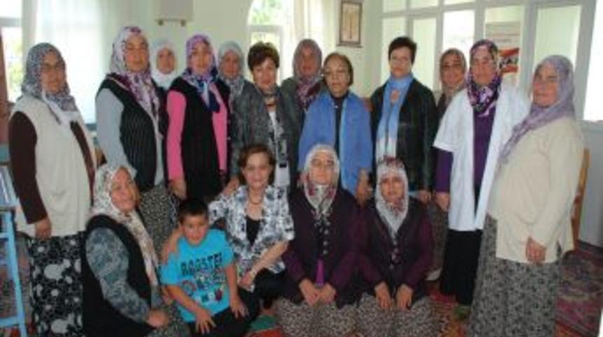 MHP&rsquo;li Kadınlar Kur&rsquo;an Kursuna Koltuk Takımı Verdi