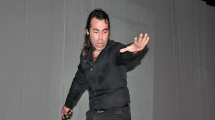 Tiyatrocu Erişik 'Kan Ağlıyor Anadolu' Gösterisiyile Tarsus'ta Sahne Aldı