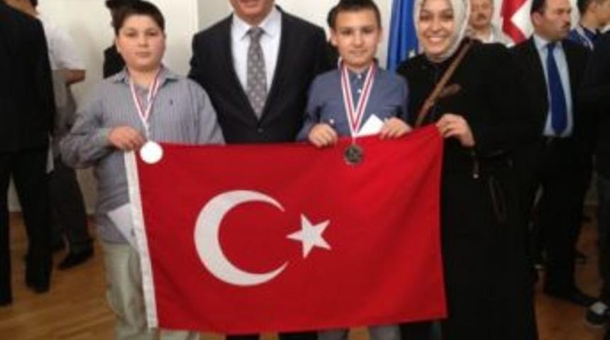 Sakarya Fatih Koleji, G&uuml;rcistan'dan G&uuml;m&uuml;ş Madalya Ile D&ouml;nd&uuml;