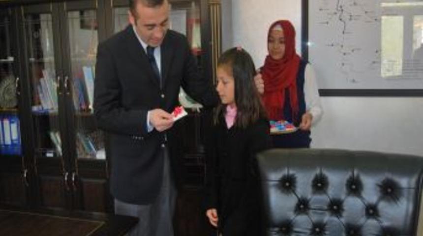 Pervarili Kitap Kurtlarını Kaymakam Altınla &Ouml;d&uuml;llendirdi