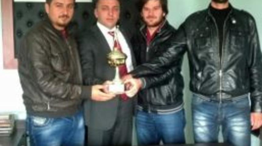 &Ccedil;myo &Ouml;ğrencileri Kupayı Hediye Ettiler