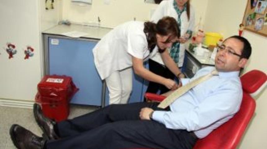 İyte'deki K&ouml;k H&uuml;cre Kampanyasına Rekt&ouml;r G&uuml;den&rsquo;den Destek