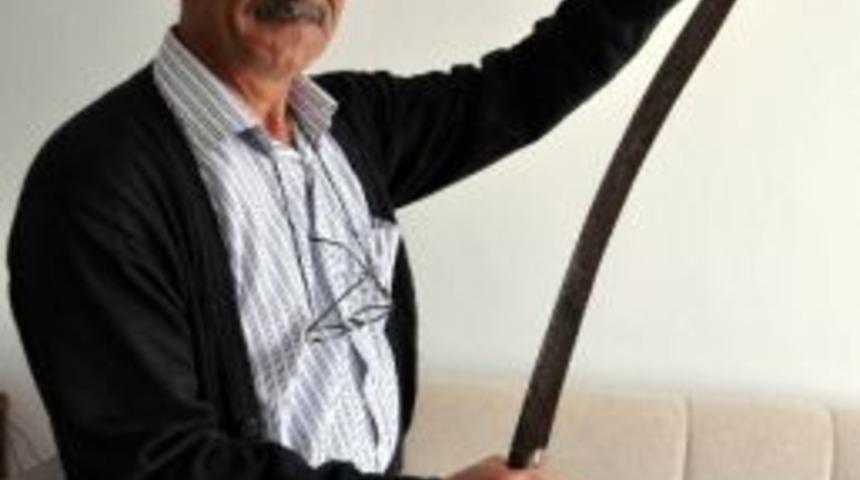 Dedesinin Yadig&acirc;rlarına G&ouml;z&uuml; Gibi Bakıyor