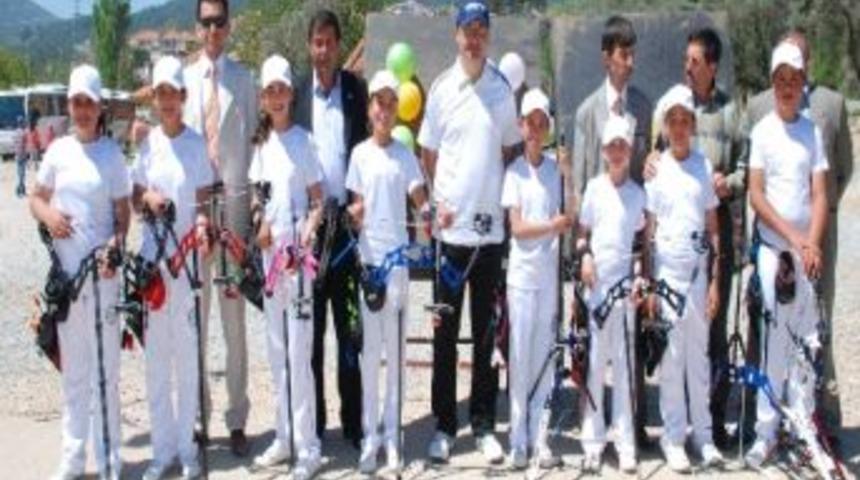 Minik Ok&ccedil;uların G&ouml;sterisi Alkış Aldı