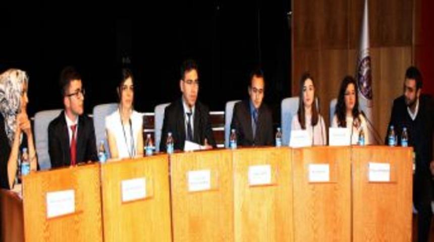 13 Farklı &Uuml;niversiteden 100'&uuml; Aşkın &Ouml;ğrenci, Dış Politikayı Masaya Yatırdı