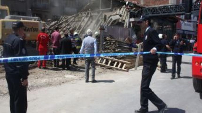 Ahşap Market &Ccedil;&ouml;kt&uuml;; Sahibi Canını Saniyelerle Kurtardı