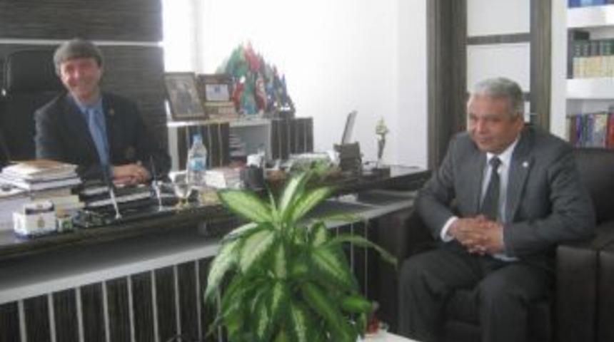 Kızılay Heyetinden B&uuml;nyan Belediye Başkanı &Ouml;zmene Plaket