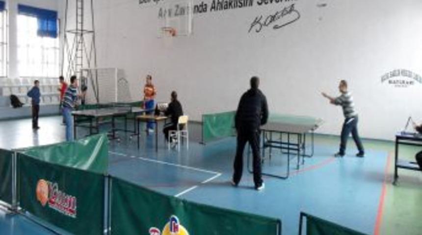 &Ouml;ğretmenler Masa Tenisinde Turnuvasında Yarıştı