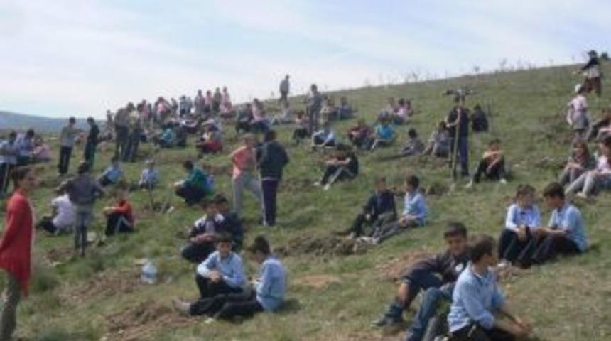 Boz&uuml;y&uuml;k Metristepe Ortaokulu Bin Fidanı Toprakla Buluşturdu