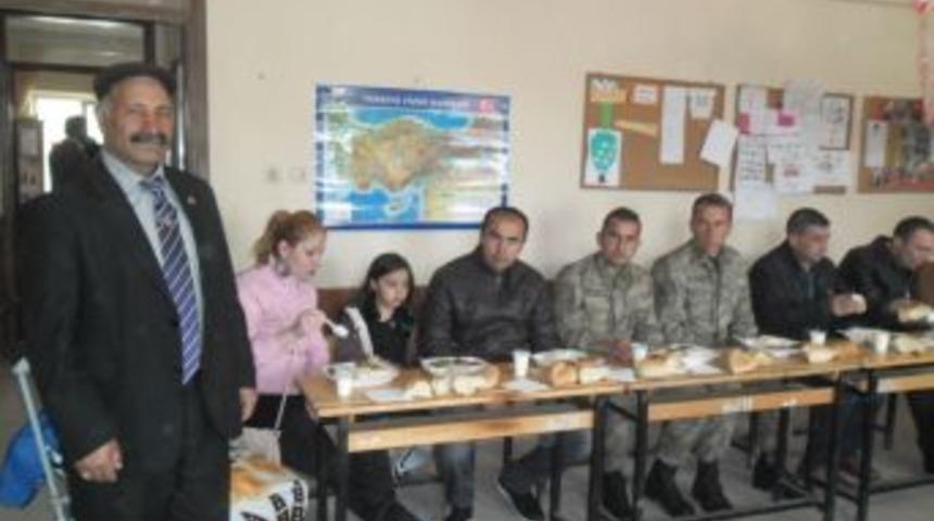 Hayırsever emekli &ouml;ğretmen yaptırdığı okula ziyaret etti