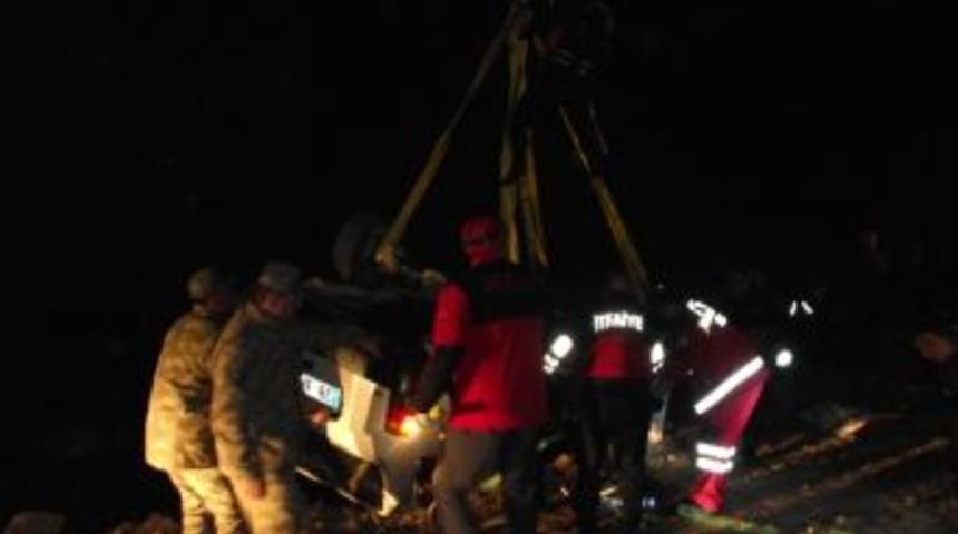 Giresun&rsquo;da Ara&ccedil; Dereye Yuvarlandı: 2 &Ouml;l&uuml;, 1 Kayıp