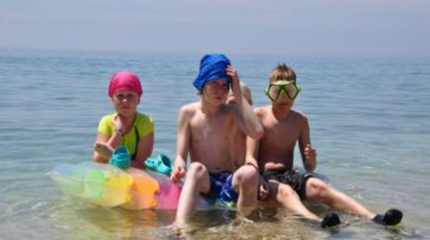 Alanya'da Sıcaklık Arttı, Turistler Denize Akın Etti