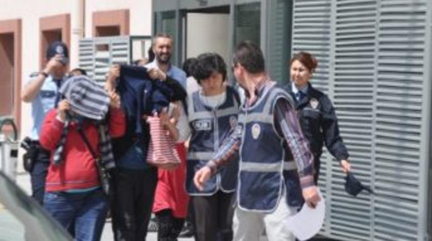 İzmir&rsquo;den Sakarya'ya Hırsızlık İ&ccedil;in Gelen 4&rsquo;&uuml; Kadın 5 Kişi Yakalandı