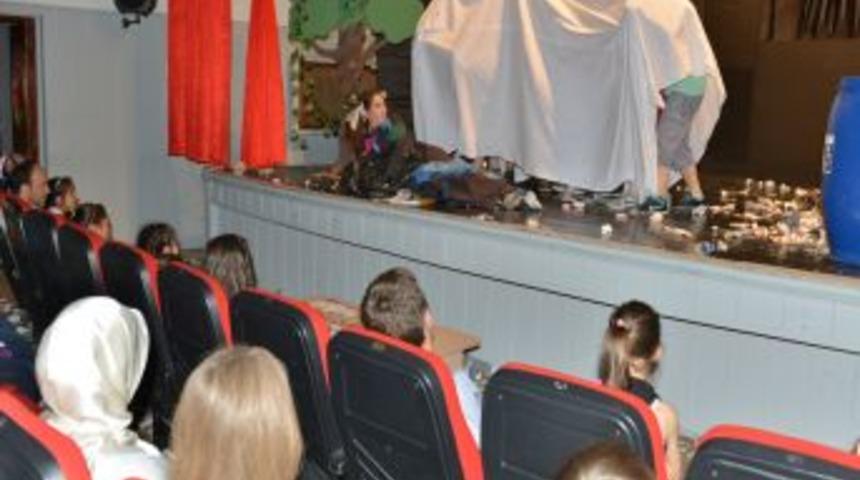 &Ccedil;ocuklar, U&ccedil;an Şemsiye Ile &Ccedil;evreyi Kirletmeyecek