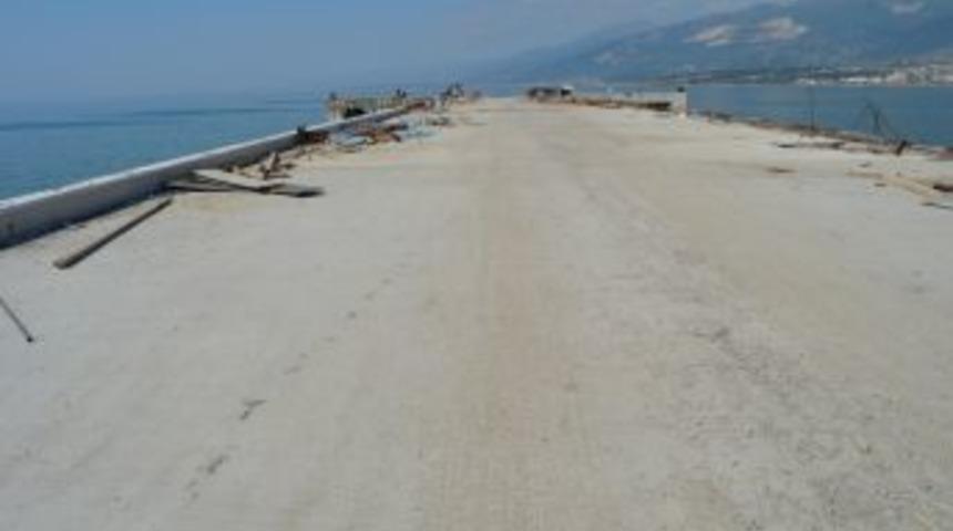 İskenderun'un Simseği Olacak Iskeleye Son Kaplama Beton D&uuml;k&uuml;l&uuml;yor