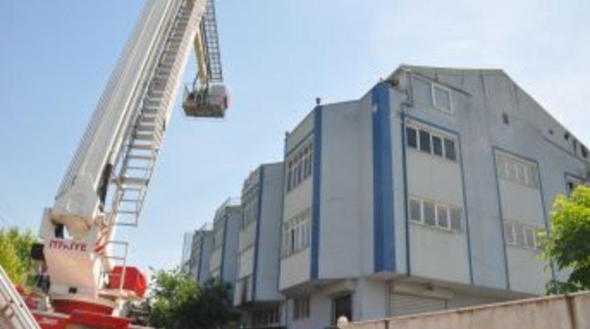 Tekstil At&ouml;lyesindeki Yangına M&uuml;dahale Eden 2 Iş&ccedil;i Yaralandı