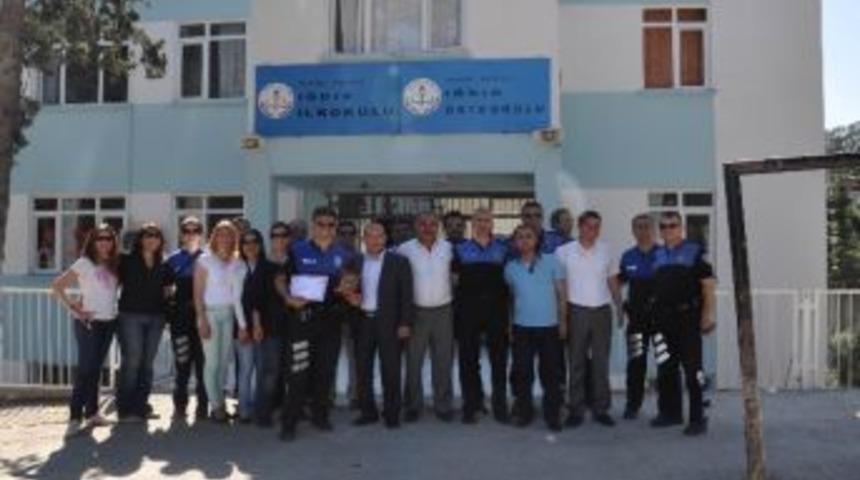 Polislerden K&ouml;y Okuluna Anlamlı Destek
