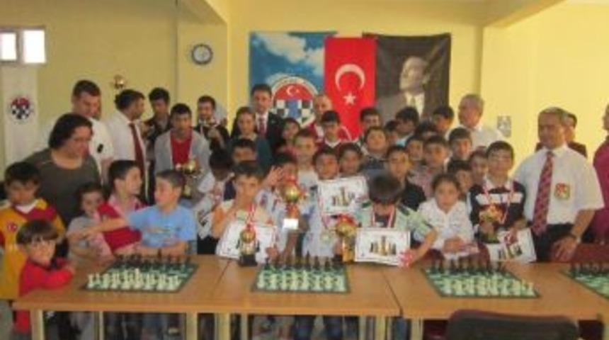 Yaşar Akt&uuml;rk &Ouml;d&uuml;ll&uuml; Satran&ccedil; Turnuvası Sona Erdi