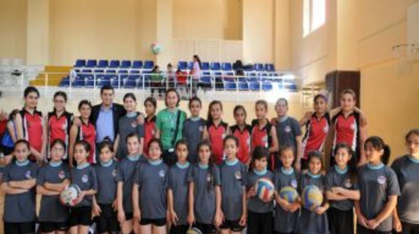 Kepez&rsquo;de Karnaval Havasında Voleybol Turnuvası