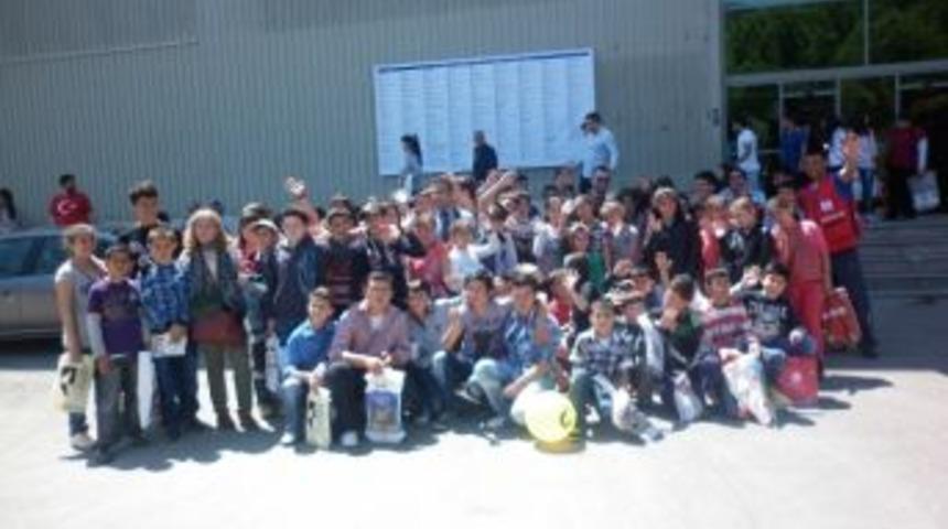 Urla Kızılay, K&ouml;y Okulu &Ouml;ğrencilerini Kitap Fuarına G&ouml;t&uuml;rd&uuml;