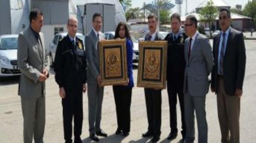 Belediye, &Uuml;&ccedil; Aracını Emniyet'e Hibe Etti