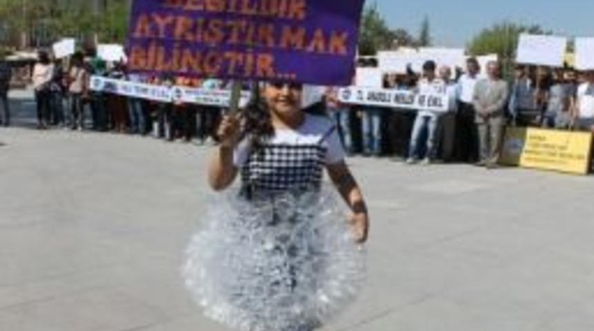 &Ouml;ğrencilerden Geri D&ouml;n&uuml;ş&uuml;m Defilesi