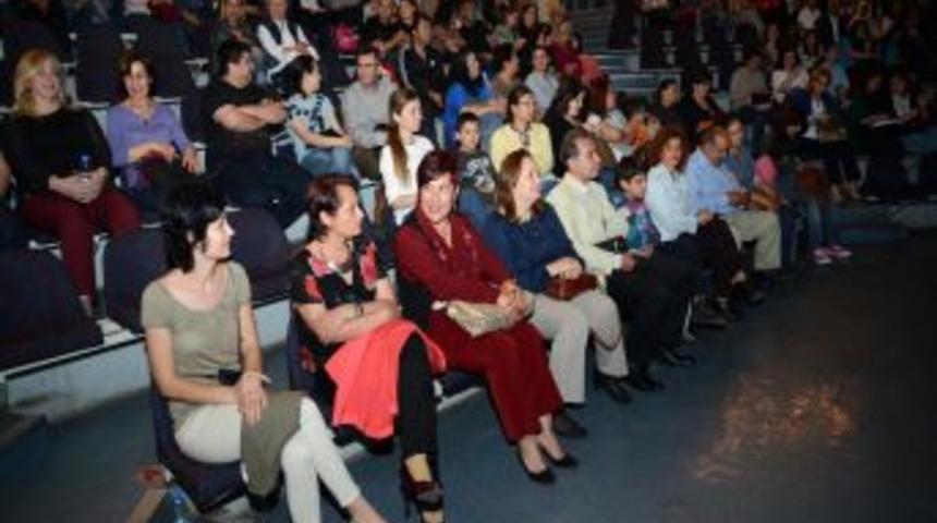 ABT Belediye &Ccedil;alışanları I&ccedil;in Sahnede